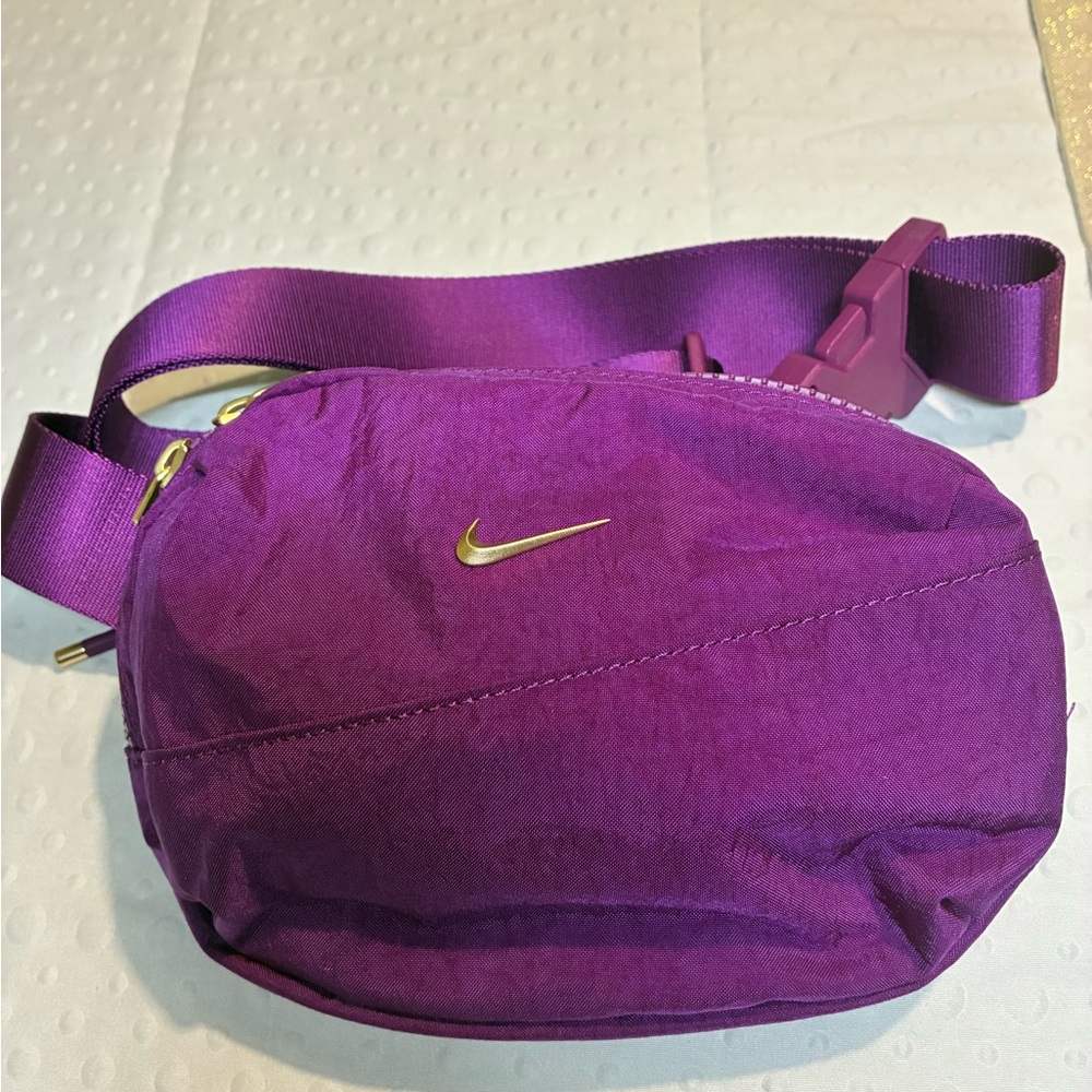 Nike Crossbody Bag in Vibrant Purple